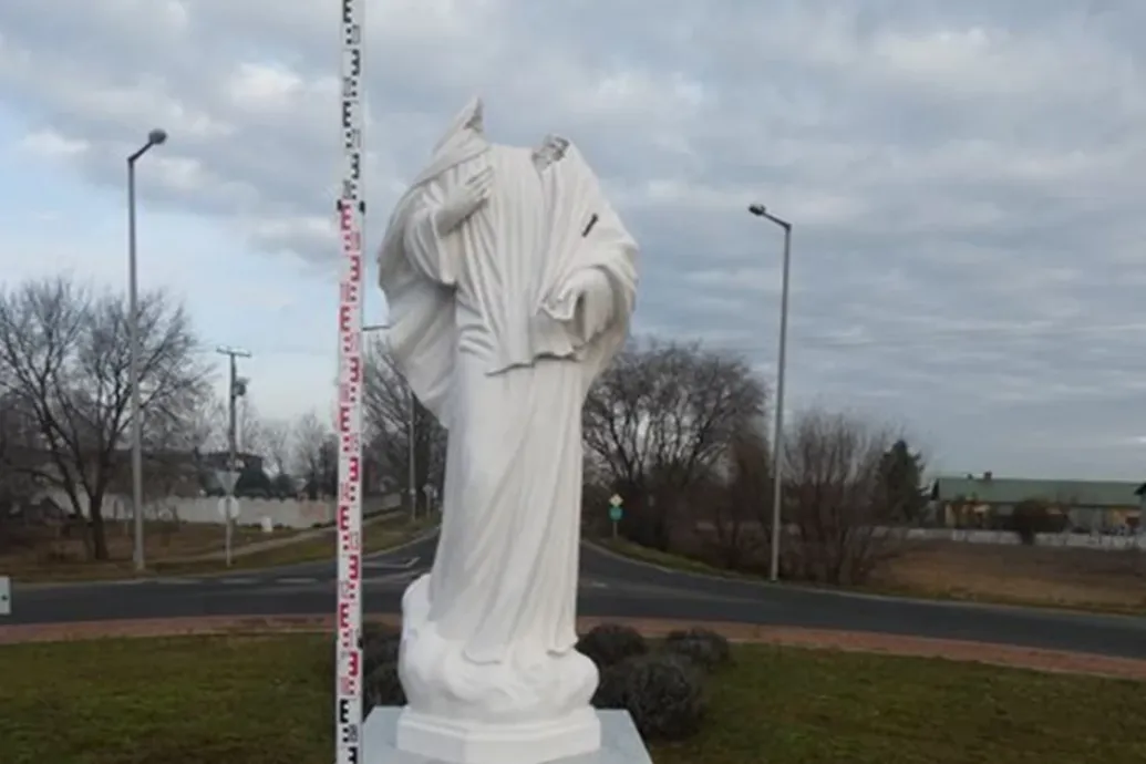 Összeveszett a feleségével, elindult kiszellőztetni a fejét, majd szétverte a dunavecsei Szűzanya-szobor fejét