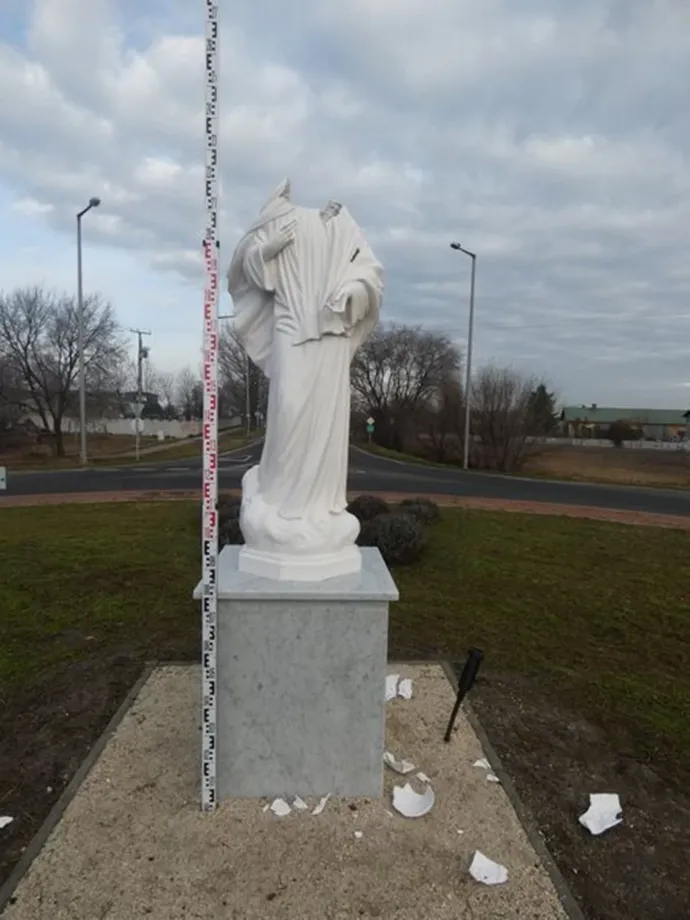 A dunavecsei Szűzanya-szobor a férfi második támadása után – Fotó: Police.hu