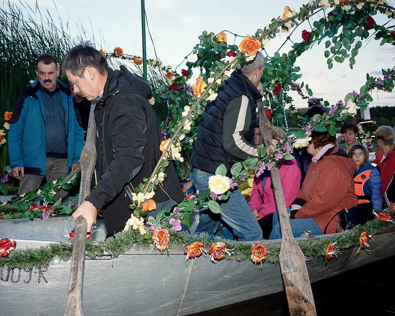 Szentivánéji fesztivál Osiecznában 2015. június 25-én. A szláv országokban az év leghosszabb napján hagyományosan ilyen ünnepségekkel tisztelegnek a termékenység előtt. Osiecznában például kicsónakáznak a tóra, hogy virágkoszorúkat helyezzenek a vízre – Fotó: Michal Adamski