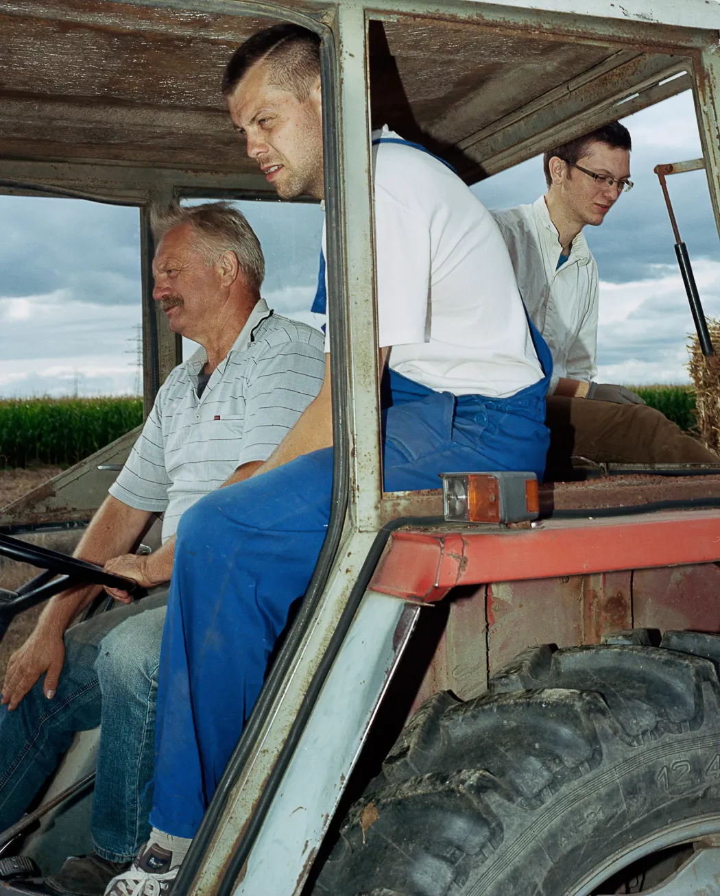 A tanyavilágban az aratás az év legnehezebb időszaka. Ilyenkor elkél pár segítő kéz. Marian Pietrszynski mindig számíthat a fiaira. Luboń, 2016. augusztus &#8239;10. – Fotó: Michal Adamski