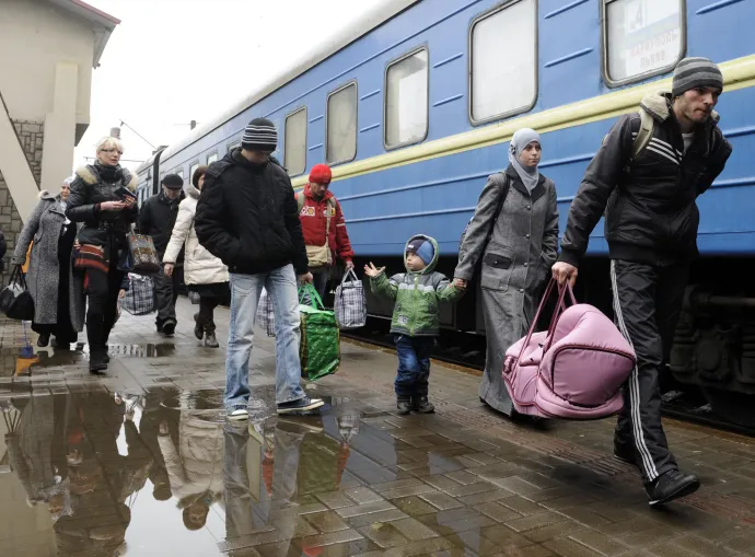 Szimferopolból elmenekült krími tatárok a lvivi a vasútállomáson, 2014. március 7-én – Fotó: Yuriy Dyachyshyn / AFP