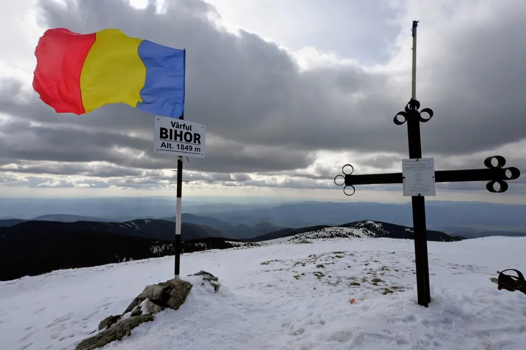 Biharország 1949 méter magas tetején békében megfér a román lobogó és a magyar kokárda