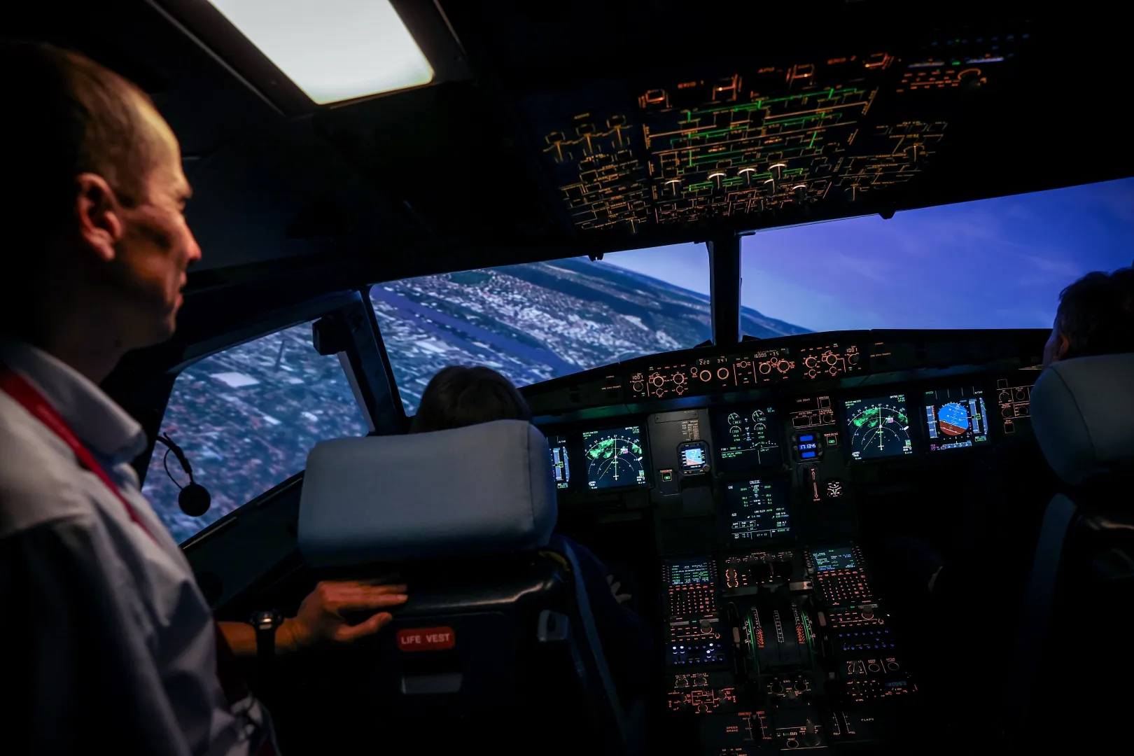 Simulation of an Airbus A320 over Budapest in low resolution - Image: István Huszti / Telex