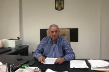 Diszkriminatív kijelentést tett az utcán szülő nő ügyében az urziceni-i polgármester, 10 000 lejes bírságot kapott