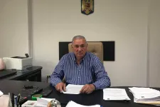 Diszkriminatív kijelentést tett az utcán szülő nő ügyében az urziceni-i polgármester, 10 000 lejes bírságot kapott
