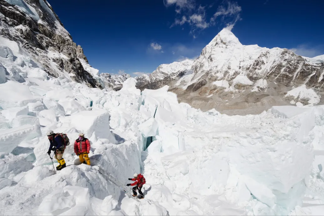 Az Everest első meghódítóit segítő serpa unokája a világ legmagasabb hegyére is elhozta az internetet