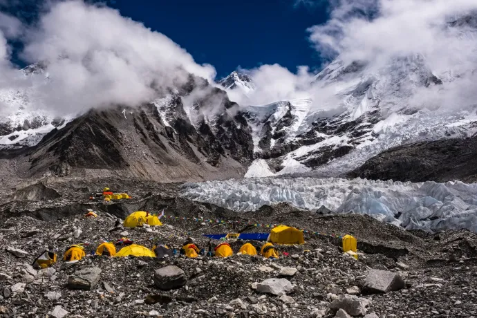 Az Everest első meghódítóit segítő serpa unokája a világ legmagasabb hegyére is elhozta az internetet