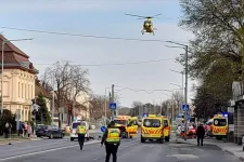 Oszlopba hajtott egy mentőautó Tatán, mentőhelikopterek érkeztek a helyszínre