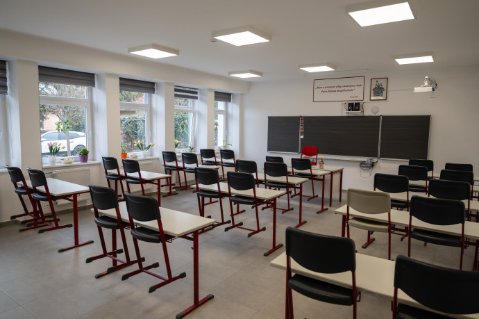 A kormányzat házalói: oktatási porszívóügynökök, szakértő szendvicsember