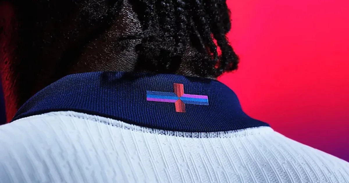 Nike tiñó de azul violeta la cruz de San Jorge de la camiseta inglesa, provocando gran indignación