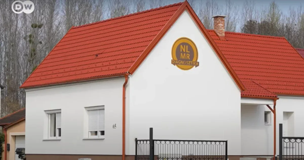 Elege lett egy magyar mezőgazdásznak, átalakította inkább a pajtát, hogy beférjen az MR-gép