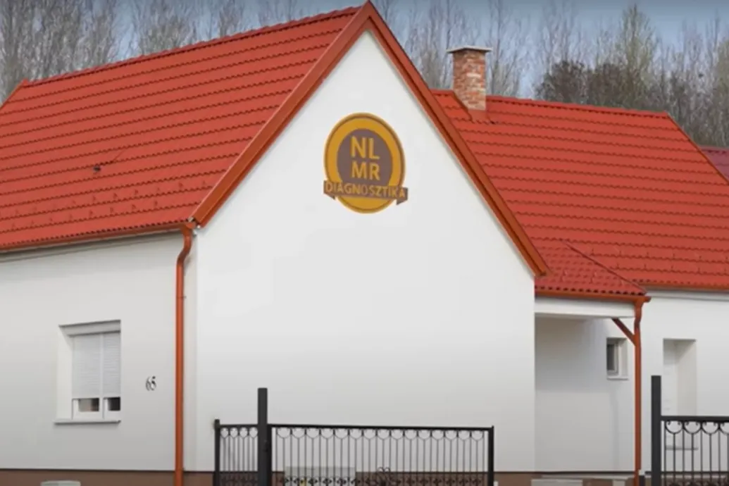 Elege lett egy magyar mezőgazdásznak, átalakította inkább a pajtát, hogy beférjen az MR-gép