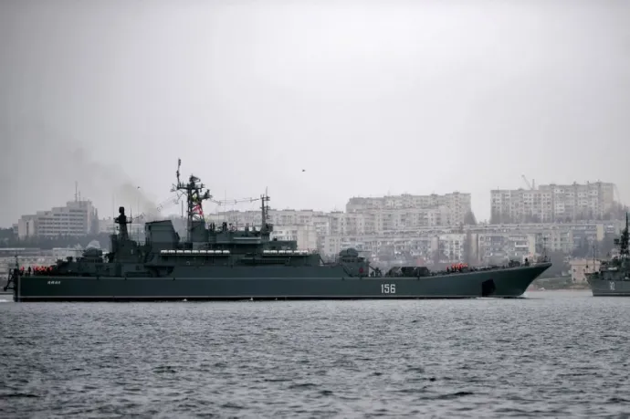 Robbanások Szevasztopolban – Ukrajna állítja, eltalált két orosz katonai hajót a Krímben
