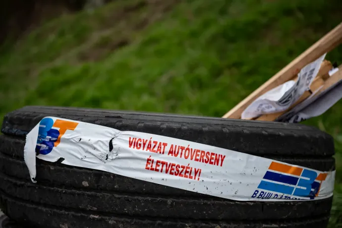Több ember meghalt egy magyarországi raliversenyen, amikor a nézők közé hajtott egy autó