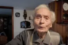 Lejárt jogsival kapcsolták le a 103 éves olasz asszonyt, most vesz egy Vespát, hogy kártyázni járhasson