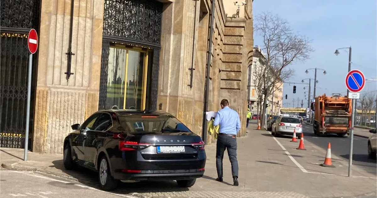 Hadházy szerint Menczer rendszeresen a járdán parkol, Menczer szerint ez nem igaz