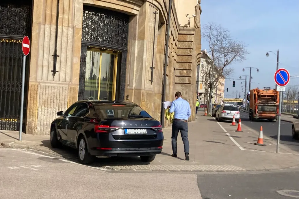 Hadházy szerint Menczer rendszeresen a járdán parkol, Menczer szerint ez nem igaz