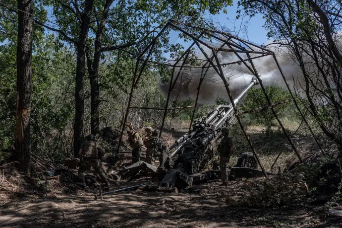 Ukrajnának szánt 155 mm-es tüzérségi lövedékek a General Dynamics gyártóüzemében, a pennsylvaniai Scrantonban, 2023. április 12-én, és egy M777-es típusú 155 mm-es tarack egy ukrán tüzérségi álláson az ukrajnai Donyecki területen 2023. augusztus 6-án. – Fotó: Hannah Beier / Getty Images és Diego Herrera Carcedo / Anadolu Agency