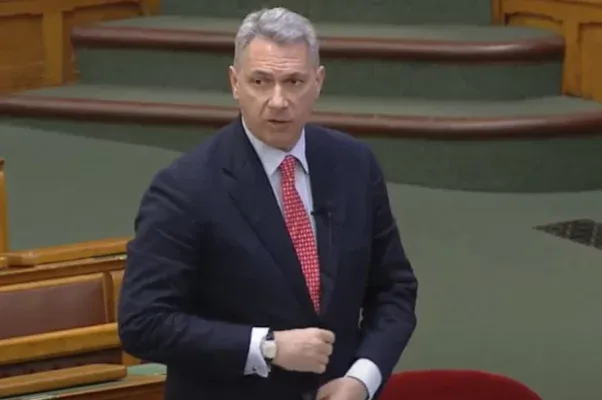 Lázár: Elsődleges feladatom nem az, hogy mi épül Rákosrendezőn, hanem a szemét elvitetése