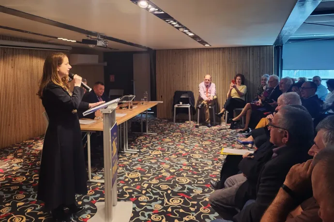 300 lejes ösztöndíjjal motiválná a közepesen teljesítő diákokat a kormány