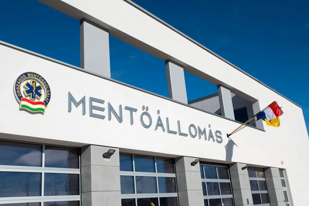 Siófokon civilek szerveztek gyűjtést, hogy legyen elég munkavédelmi cipője a helyi mentősöknek