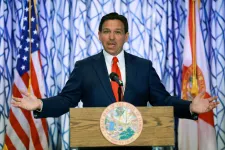 Florida kormányzója aláírta a törvényt, ami kitiltja a 14 éven aluliakat a közösségi médiáról