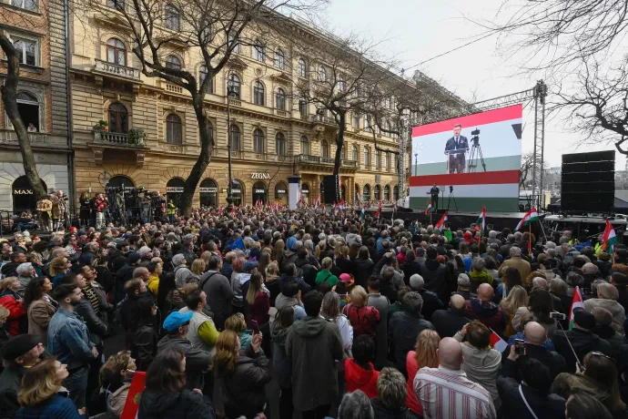 Péter Magyar speaking to the crowd at his meeting on 15 March in Budapest – Photo: János Bődey / Telex