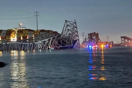 Összeomlott az egyik legforgalmasabb amerikai híd Baltimore-ban, több autó a vízbe zuhant, 20 ember eltűnt