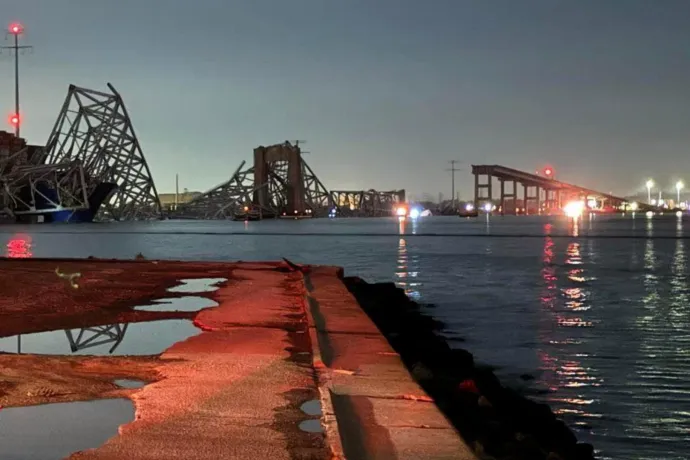 Áramszünet volt a teherhajón, amelyik miatt összeomlott az egyik legforgalmasabb amerikai híd Baltimore-ban