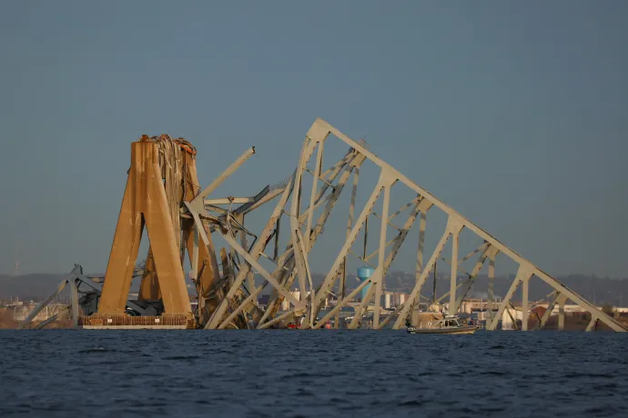 A híd az összeomlás után – Fotó: Julia Nikhinson / Reuters