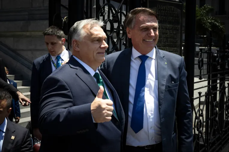 Pizzával és ágyneművel fogadták a magyar nagykövetségen Bolsonarót, az ügy sok kérdést vet fel