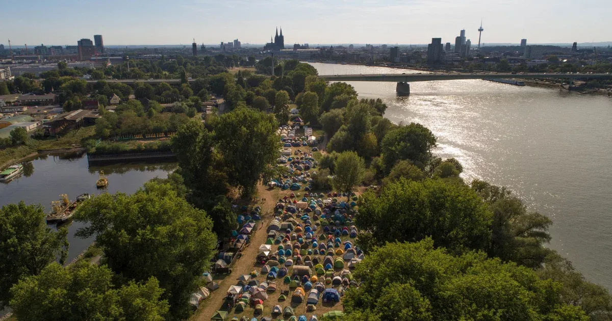 Kalandvágyó drukkereknek egy sátor is elég a kölni Rajna-parton a foci-Eb-n
