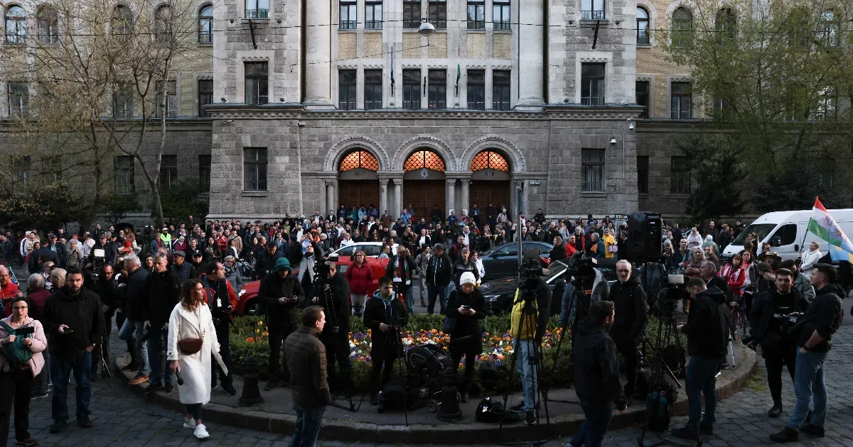 Elindult Magyar Péter tüntetése a Legfőbb Ügyészség előtt