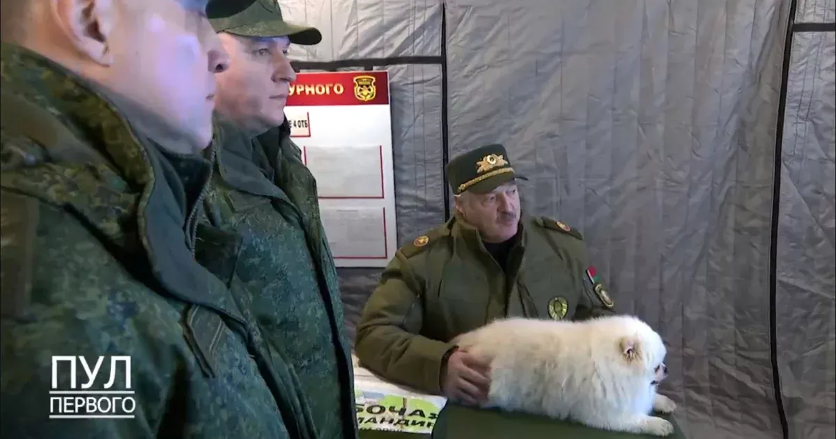 Bolyhos kutyakedvencével a kezében, csendőrpertut használva felügyeli a határvédelmet Lukasenko