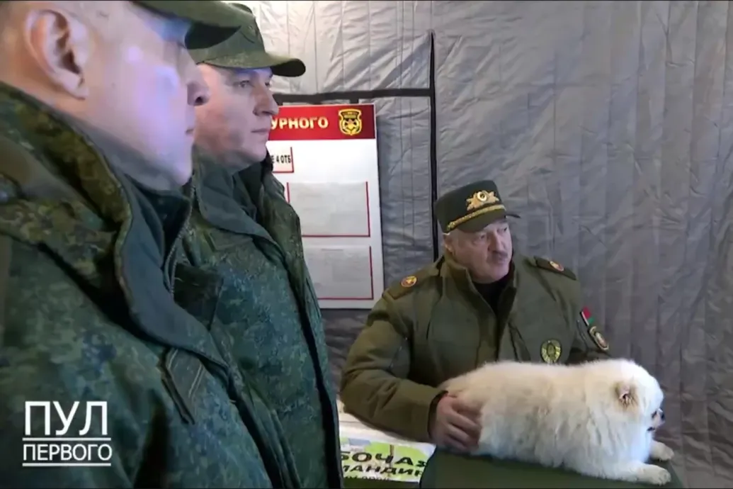 Bolyhos kutyakedvencével a kezében, csendőrpertut használva felügyeli a határvédelmet Lukasenko