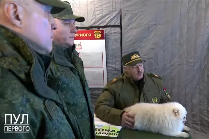 Bolyhos kutyakedvencével a kezében, csendőrpertut használva felügyeli a határvédelmet Lukasenko