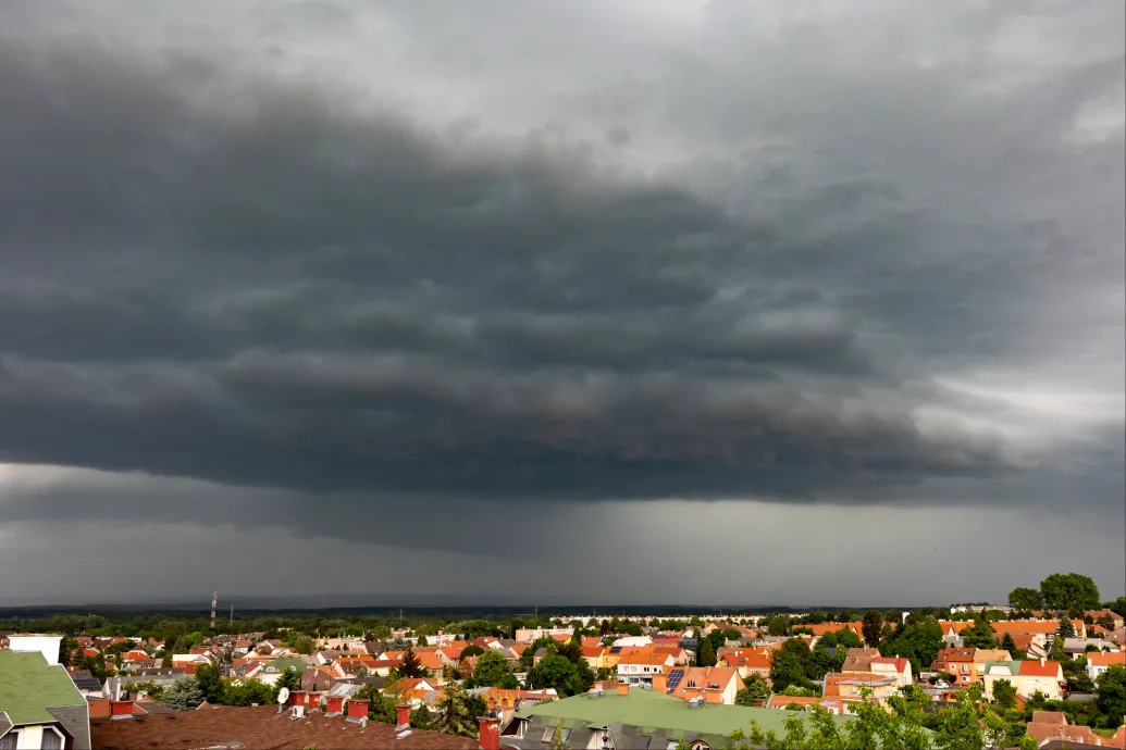 Délutántól zivatarok alakulhatnak ki a Dunántúlon, figyelmeztetést adtak ki