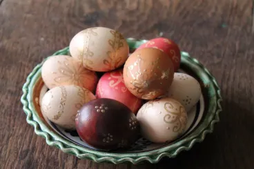 Különleges szatmári hagyomány az aranyozott húsvéti tojás készítése