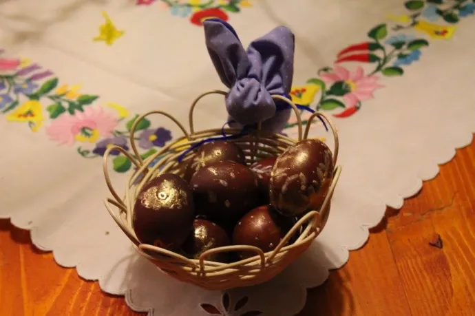 Az Aranykapu Egyesület Fonójában tartott húsvétváró foglalkozásokon minden évben készülnek aranyozott tojások – Fotó: Az Aranykapu Kulturális Egyesület Facebook-oldala 