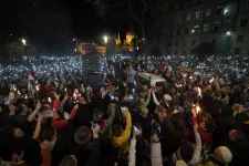 Ezrek vonultak utcára Budapesten, miután Magyar Péter nyilvánosságra hozta a magyar kormány korrupciójára utaló hangfelvételt