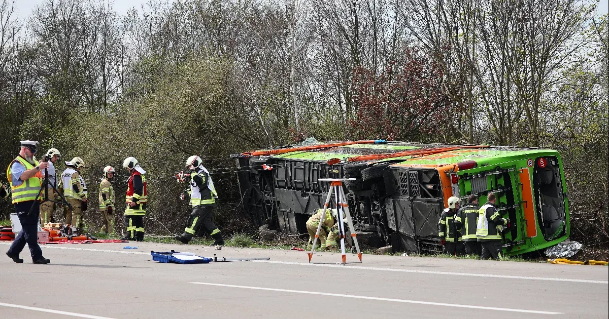 55 emberrel borult fel egy FlixBus Németországban, legalább öten meghaltak