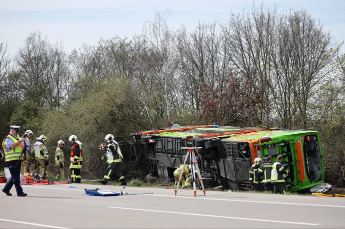 55 emberrel borult fel egy FlixBus Németországban, legalább öten meghaltak