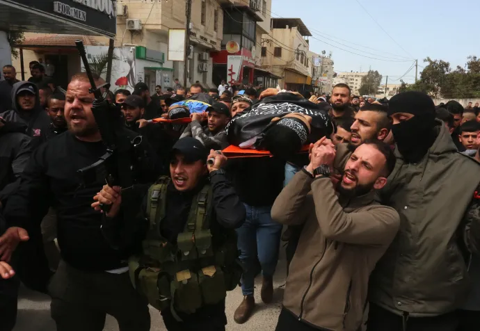 Az izraeli támadás egyik áldozatát gyászoló tömeg. Dzsenín több palesztin terrorszervezet fontos bázisának számít, izraeli vádak szerint a város felett a Palesztin Hatóság már rég elveszítette az ellenőrzést Fotó: Nedal Eshtayah / Anadolu via AFP