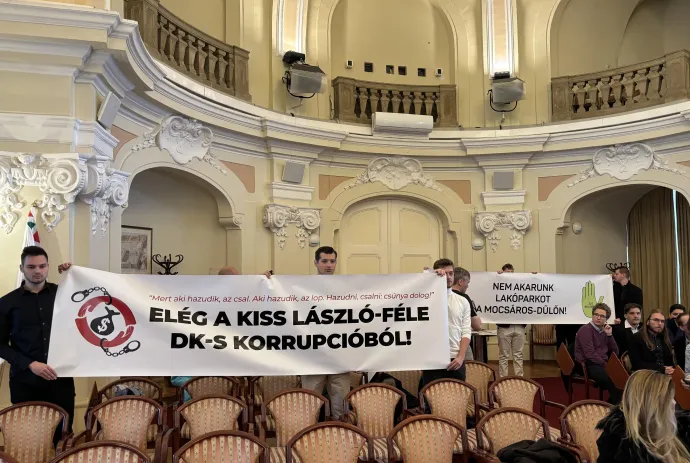 A Mocsáros beépítése ellen tiltakozó fidelitasos aktivisták a Fővárosi Közgyűlés ülésén – Fotó: Nagy Bálint / Telex 