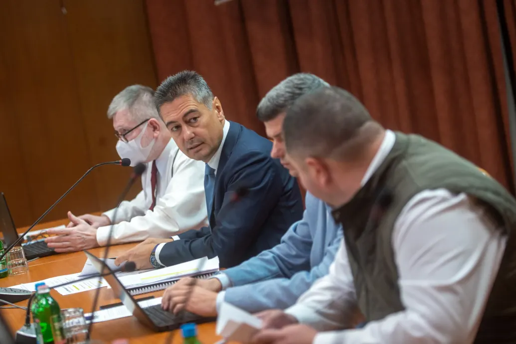 A Republikon nem tartja összeférhetetlennek a cég zuglói megbízásaival a fővárosi politika elemzését