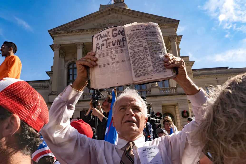 22 ezer forintos Bibliát dob piacra Donald Trump