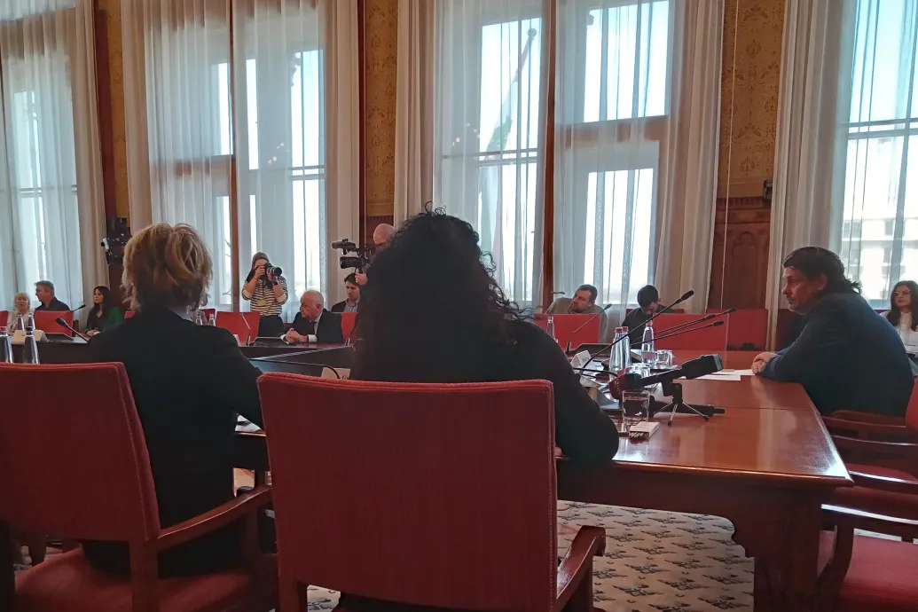 Hazaárulás, pedofilok, delirálás – Deutsch Tamással rendeztek vitát az ellenzékről és EU-pénzekről