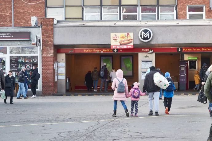 Maga alá rántott, aztán lefejezett egy utast a metró a Pillangó utcánál, most elítélték a metróvezetőt