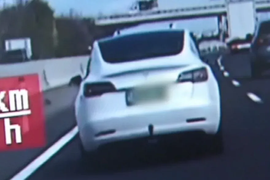 220 felett tépve előzte meg a magyar sofőr az osztrák járőrt, lefoglalták a Tesláját