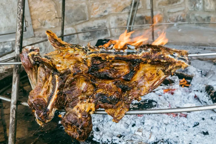 Az antikristo hagyományos krétai bárányhús – Fotó: Wirestock / Getty Images